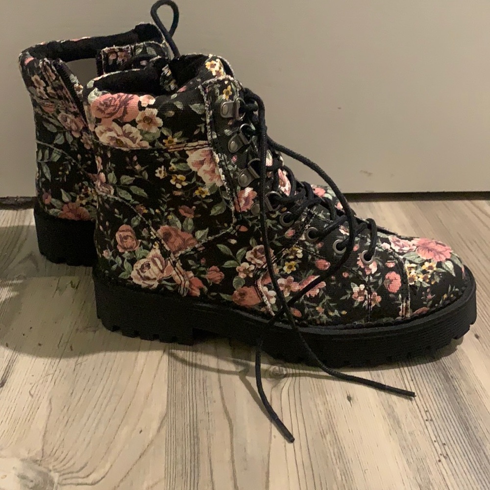 Floral Rocket Dog combat boots. Size 7.5.